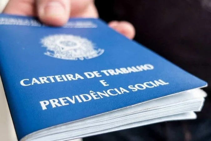 O Governo do Estado divulga, esta semana, 784 oportunidades de emprego formal por meio da Secretaria de Trabalho e Renda, localizadas nas regiões Metropolitana, Médio Paraíba e Serrana. Na Região Metropolitana, estão concentradas 64,7% das vagas: são 704 chances de trabalho, sendo 174 destinadas, exclusivamente, a pessoas com deficiência (PcD). Para esse público, destacam-se oportunidades para auxiliar de cozinha, atendente de lojas e operador de caixa, com salários que variam de R$ 1.518 a R$ 3.036.