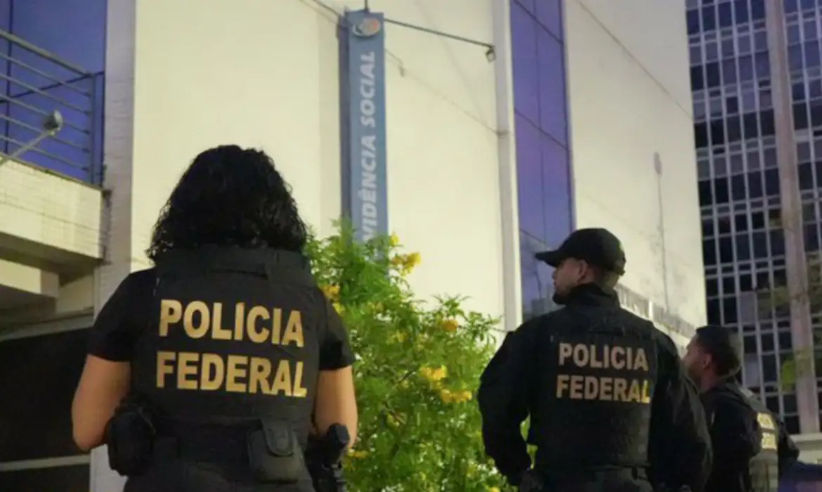 A Polícia Federal (PF) e a Controladoria-Geral da União (CGU) deflagraram nesta quarta-feira (23) a Operação Sem Desconto para combater um esquema de descontos associativos não autorizados em aposentadorias e pensões. O cálculo é que entidades investigadas tenham descontado de aposentados e pensionistas cerca de R$ 6,3 bilhões entre 2019 e 2024. Seis servidores públicos foram afastados de suas funções. Cerca de 700 policiais federais e 80 servidores da CGU cumprem 211 mandados judiciais de busca e apreensão, ordens de sequestro de bens no valor de mais de R$ 1 bilhão e seis mandados de prisão temporária nos seguintes estados: Alagoas, Amazonas, Ceará, Goiás, Maranhão, Mato Grosso do Sul, Minas Gerais, Paraná, Pernambuco, Rio Grande do Norte, Rio Grande do Sul, São Paulo e Sergipe, além do Distrito Federal. Brasília (DF), 22/04/2025 - A Polícia Federal e a Controladoria-Geral da União deflagraram hoje (23/4) a Operação Sem Desconto, com o objetivo de combater um esquema nacional de descontos associativos não autorizados em aposentadorias e pensões. Fotos Polícia Federal. Operação Sem Desconto investiga sequestro de bens no valor de R$ 1 bilhão - Foto Polícia Federal Em nota, a PF informou que as investigações identificaram a existência de irregularidades relacionadas aos descontos de mensalidades associativas aplicados sobre benefícios previdenciários, principalmente aposentadorias e pensões, concedidos pelo Instituto Nacional do Seguro Social (INSS). “Até o momento, as entidades cobraram de aposentados e pensionistas o valor estimado de R$ 6,3 bilhões, no período entre 2019 e 2024”, destacou a corporação. Os investigados poderão responder pelos crimes de corrupção ativa, corrupção passiva, violação de sigilo funcional, falsificação de documento, organização criminosa e lavagem de capitais.