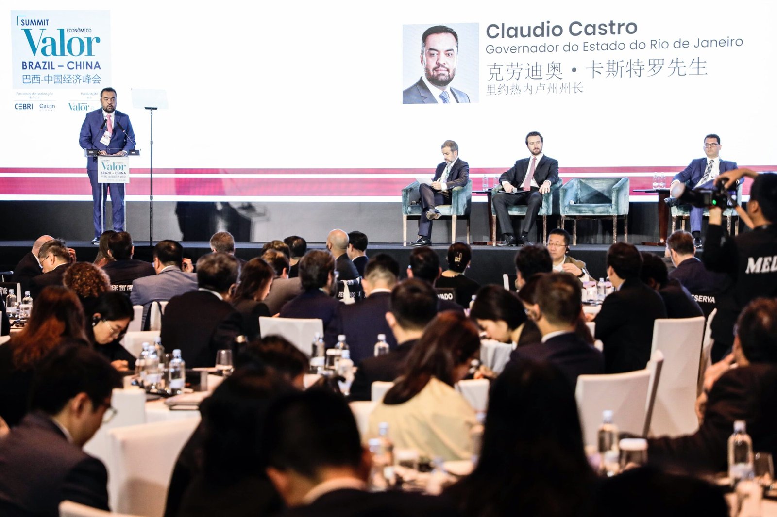 A potencialidade do Rio de Janeiro como destino estratégico para investimentos foi destaque do Summit Valor Econômico, nesta quarta-feira (23/04), em Xangai. Durante painel, que discutiu as possibilidades de investimento no Brasil, o governador Cláudio Castro ressaltou as parcerias realizadas pelo Governo do Estado na missão governamental à China e o início de tratativas para o desenvolvimento de projetos de segurança, saúde e mobilidade urbana.