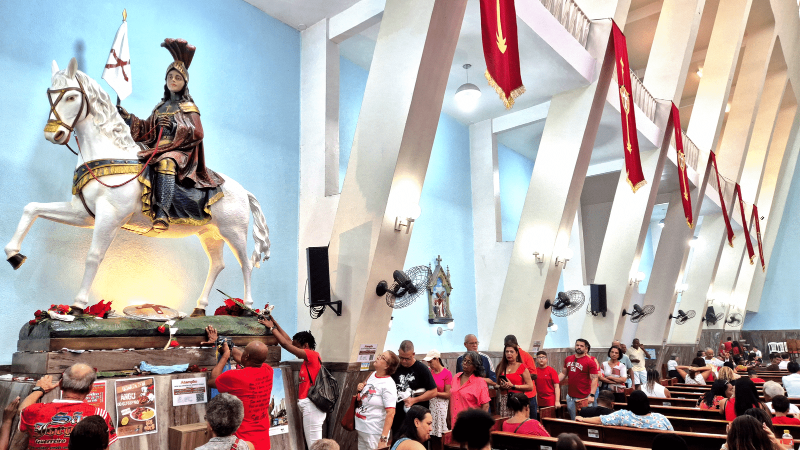 Nova Iguaçu viveu dias de pura devoção, emoção e identidade cultural com a tradicional Festa de São Jorge, oficialmente reconhecida como Patrimônio Imaterial da cidade. Foram dias de muita oração, alegria e memória coletiva, com a Baixada Fluminense mostrando que sua alma pulsa ao som dos tambores, ao cheiro da vela acesa e ao toque da espada do santo guerreiro
