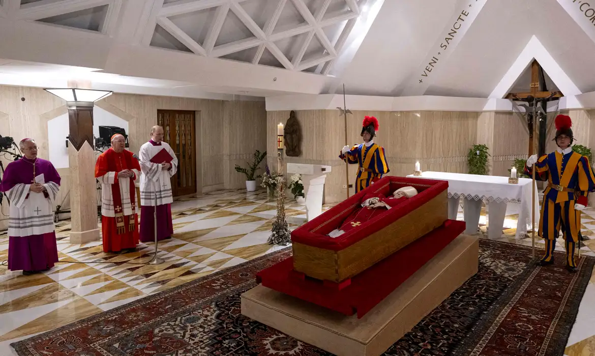 O Departamento de Celebrações Litúrgicas do Vaticano anunciou os detalhes das exéquias do papa Francisco. A cerimônia segue as indicações estabelecidas no Ordo Exsequiarum Romani Pontificis, documento que rege os ritos funerários do Pontífice Romano.￼