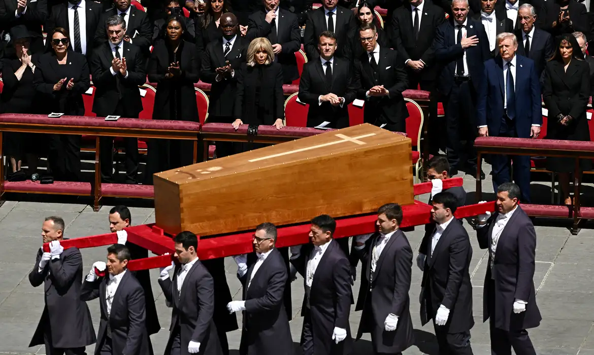 O corpo do papa Francisco foi trasladado até a Basílica de Santa Maria Maior, onde foi sepultado às 13h30 (horário local) deste sábado (26), conforme pedido do pontífice. O enterro ocorreu após a missa de Exéquias na Basílica de São Pedro