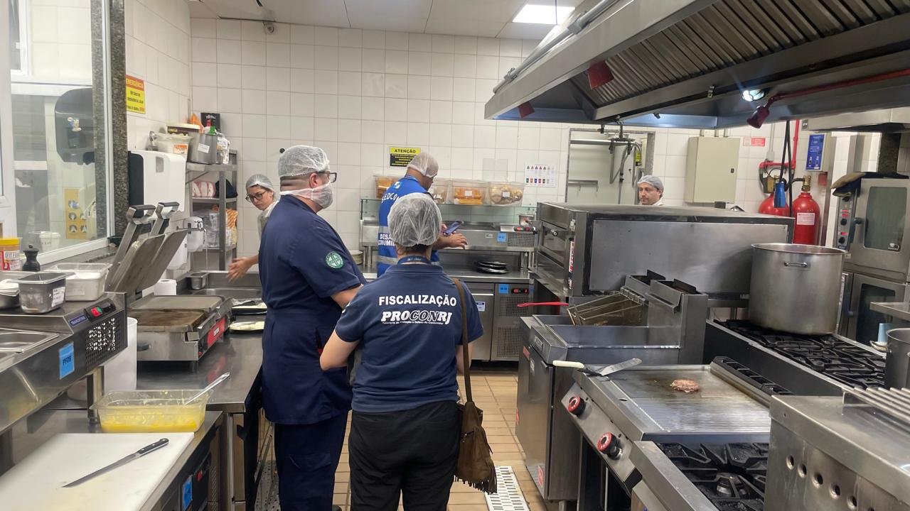 Hotéis em Copacabana são flagrados com alimentos vencidos em fiscalização