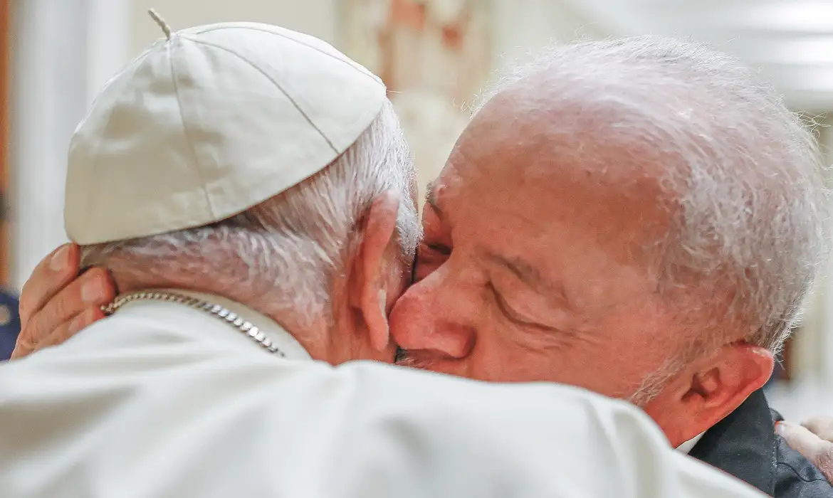 O Palácio do Planalto confirmou que Lula e a primeira-dama Janja irão ao funeral do papa em Roma. A comitiva completa deve ser anunciada nesta terça-feira. A viagem ainda não tem data confirmada e depende do protocolo do Vaticano.