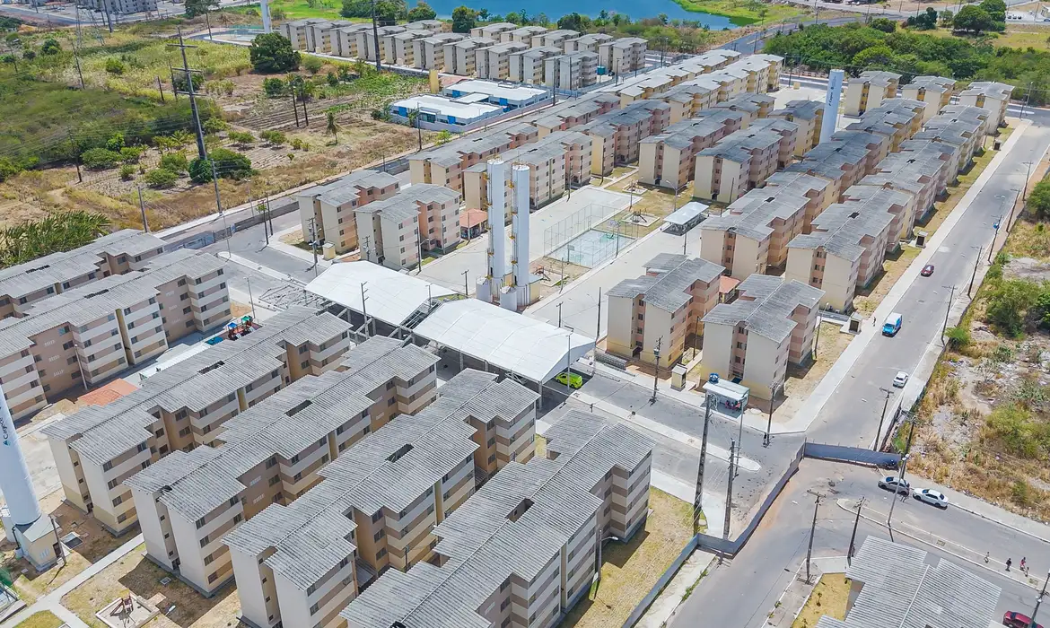 O Programa Minha Casa, Minha Vida (MCMV) destinará 3% das moradias subsidiadas pelo Fundo de Arrendamento Residencial (FAR) a pessoas em situação ou trajetória de rua. Segundo o ministro das Cidades, Jader Filho, o imóvel será gratuito, assim como os processos de acompanhamento e reinserção social dos beneficiários.￼
