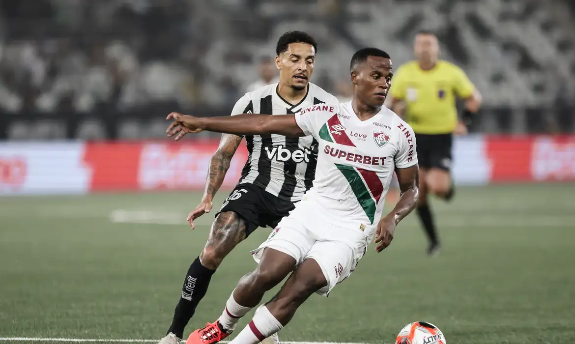 O Botafogo recebe o Fluminense, a partir das 21h (horário de Brasília) deste sábado (26) no estádio Nilton Santos, em partida válida pela 6ª rodada da Série A do Campeonato Brasileiro. A Rádio Nacional transmite ao vivo.