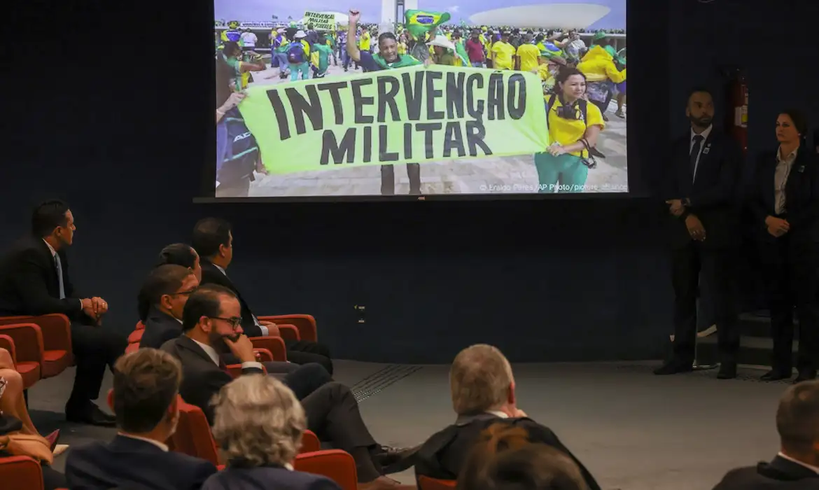 Por unanimidade, a Primeira Turma do Supremo Tribunal Federal (STF) decidiu nesta terça-feira (22) tornar réus seis denunciados do núcleo 2 da trama golpista. São eles: Filipe Martins, ex-assessor de Assuntos Internacionais do então presidente Jair Bolsonaro; Marcelo Câmara, também ex-assessor de Bolsonaro; Silvinei Vasques, ex-diretor da Polícia Rodoviária Federal; Mário Fernandes, general da reserva; Marília de Alencar, ex-diretora de Inteligência do Ministério da Justiça; Fernando de Sousa Oliveira, ex-diretor de Operações do Ministério da Justiça. Com a decisão, os acusados do núcleo passam a responder a uma ação penal pelos crimes de organização criminosa armada, tentativa de abolição violenta do Estado Democrático de Direito, golpe de Estado, dano qualificado pela violência e grave ameaça e deterioração de patrimônio tombado. O placar de 5 votos a 0 pelo recebimento da denúncia da Procuradoria-Geral da República (PGR) foi obtido com o voto do relator, ministro Alexandre de Moraes. Ele foi acompanhado pelos ministros Flávio Dino, Cármen Lúcia, Luiz Fux e Cristiano Zanin. Durante o julgamento, Alexandre de Moraes apresentou seu voto por tópicos e concordou com as acusações da PGR. O ministro citou a participação dos denunciados na elaboração da minuta do golpe, documento no qual justificam a decretação de estado de sítio, a operação de Garantia da Lei e de Ordem (GLO) pelas Forças Armadas, além do plano "Punhal Verde Amarelo" para matar Alexandre de Moraes, o presidente Luiz Inácio Lula da Silva e o vice-presidente, Geraldo Alckmin, e as ações da Polícia Rodoviária Federal (PRF) para dificultar a circulação de eleitores do Nordeste durante as eleições de 2022. Ações da PRF nas eleições: O ministro concordou com a acusação da PGR e disse que Silvinei Vasques, Marília de Alencar e Fernando de Sousa atuaram para viabilizar as operações da Polícia Rodoviária Federal (PRF) para dificultar a circulação de eleitores do Nordeste no segundo turno do pleito de 2022. Segundo o ministro, Marília e Fernando produziram informações sobre os locais onde Bolsonaro obteve baixa votação no primeiro turno das eleições. Com base nas planilhas, a PRF realizou as operações. Plano Punhal Verde Amarelo: Moraes também citou que o plano foi apreendido com o general da reserva Mário Fernandes e previa "ações para neutralizar" e matar o próprio ministro, além de Lula e Alckmin. Segundo as investigações, o plano foi impresso no Palácio do Planalto para iniciar as tratativas com Bolsonaro. "Não há dúvida sobre a violência praticada. Cada um dos denunciados terá toda a ação penal para provar que eles não participaram, mas não é possível negar que houve, no dia 8 de janeiro de 2023, a tentativa de golpe de Estado", afirmou. Minuta do golpe: O relator também destacou que Bolsonaro tinha conhecimento da minuta do golpe, que foi apreendida pela Polícia Federal na casa do ex-ministro da Justiça Anderson Torres. "O próprio réu, Jair Bolsonaro, logo após o recebimento da denúncia por esta turma, em entrevista coletiva, disse que recebeu a minuta do golpe, manuseou e analisou porque iria pensar sobre a decretação de um estado de sítio ou de defesa. O que importa é que não há mais dúvida de que essa minuta passou a mão em mão, chegando ao presidente da República", disse. Próximos passos Com a abertura do processo criminal, os acusados passam a responder pelos seguintes crimes: organização criminosa armada, tentativa de abolição violenta do Estado Democrático de Direito, golpe de Estado, dano qualificado pela violência, grave ameaça e deterioração de patrimônio tombado. A ação penal também marca o início da instrução processual, fase na qual os advogados poderão indicar testemunhas e pedir a produção de novas provas para comprovar as teses de defesa. Os acusados também serão interrogados ao final dessa fase. Os trabalhos serão conduzidos pelo gabinete do ministro Alexandre de Moraes. Após o fim da instrução, o julgamento será marcado e os ministros vão decidir se os acusados serão condenados à prisão ou absolvidos. Não há data definida para o julgamento. ação penal pelos crimes de organização criminosa armada, tentativa de abolição violenta do Estado Democrático de Direito, golpe de Estado, dano qualificado pela violência e grave ameaça e deterioração de patrimônio tombado.
