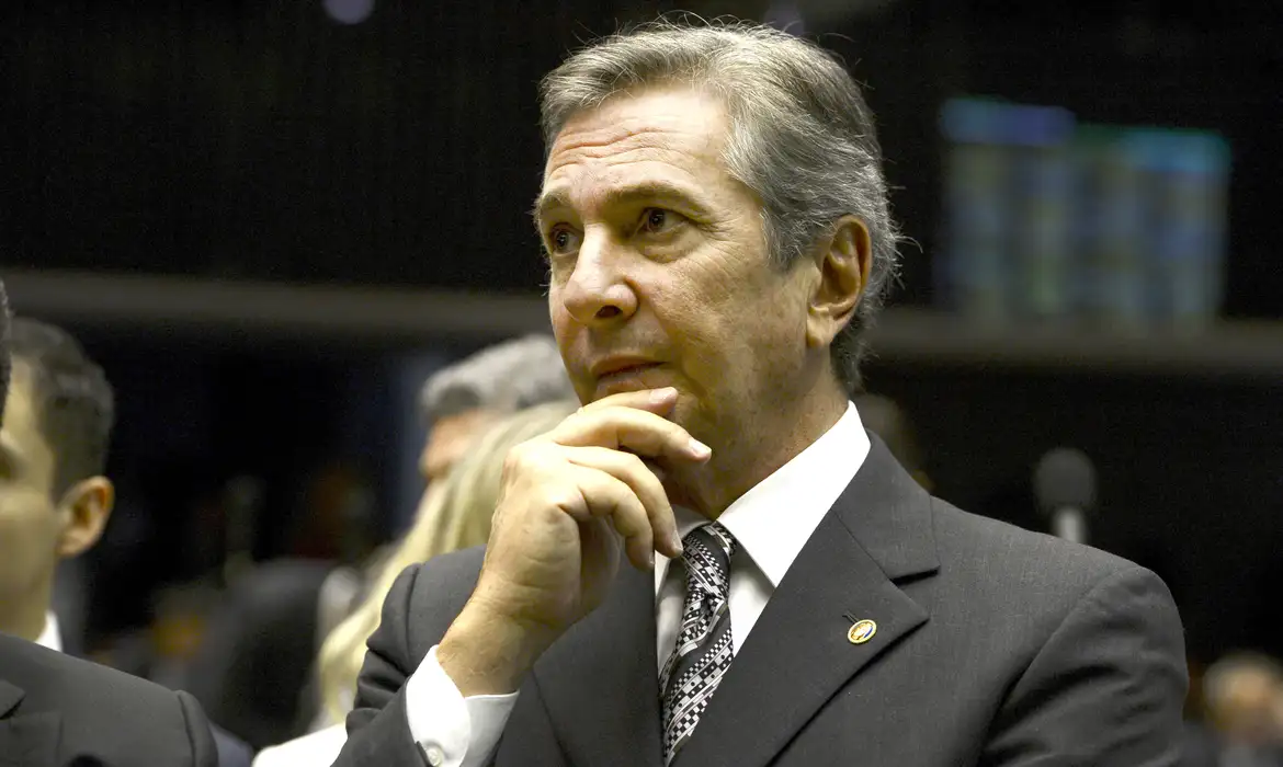 O ex-presidente da República Fernando Collor de Mello foi preso na manhã desta sexta-feira (25) em Maceió. Segundo sua defesa, a prisão ocorreu às 4h, quando o político se deslocava para Brasília.
