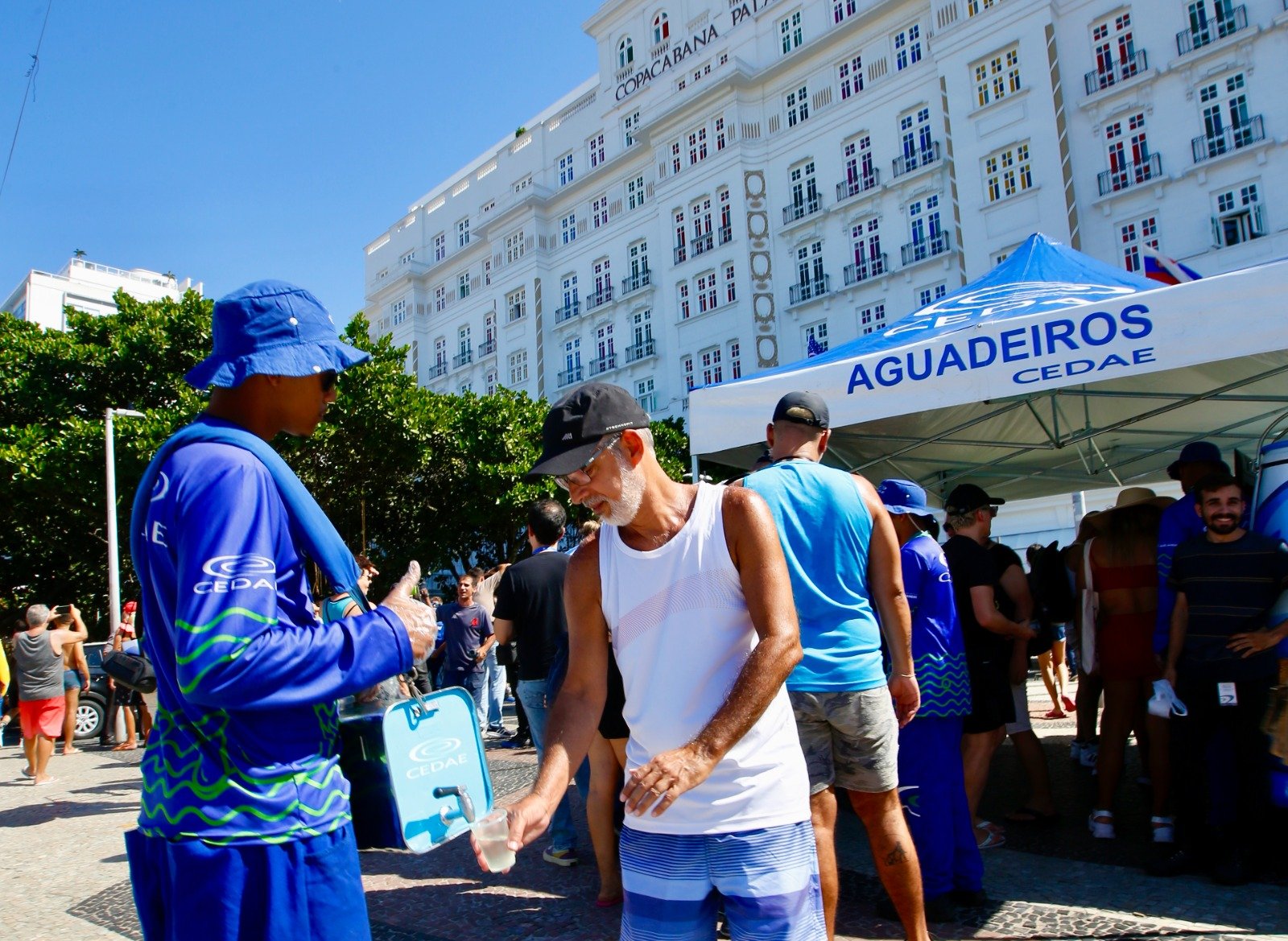 A Cedae começa, nesta quinta-feira (1/5), uma operação especial para distribuir água gratuitamente em Copacabana, próximo ao local onde será realizado o show da cantora Lady Gaga. A expectativa da companhia é fornecer 30 mil litros de água para hidratar os “little monsters”, como são chamados os fãs da diva, que estarão concentrados em frente ao Copacabana Palace nos dias anteriores e aqueles que irão curtir a apresentação no sábado (3/5).