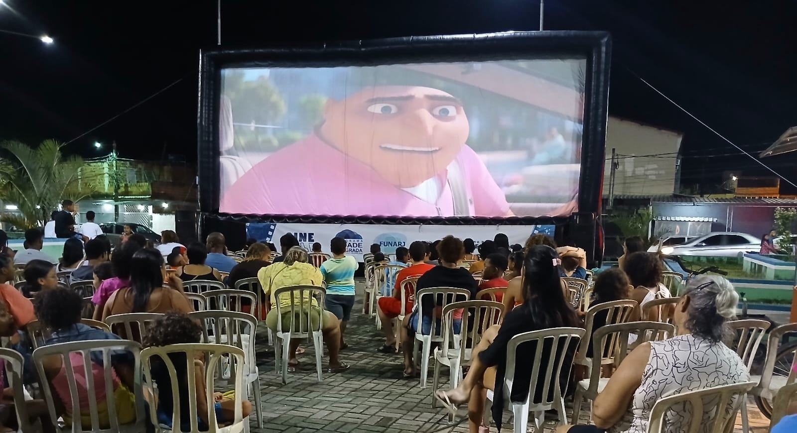 O sábado, (26), foi de pura diversão para as famílias do bairro Nova Belém, em Japeri. A Praça do Skate se transformou em um verdadeiro cinema a céu aberto com a chegada do projeto Cine Tela, uma iniciativa da Secretaria Municipal de Cultura em parceria com a Fundação Anita Mantuano de Artes do Estado do Rio de Janeiro (Funarj), do Programa Cidade Integrada e da Secretaria Estadual de Cultura e Economia Criativa.