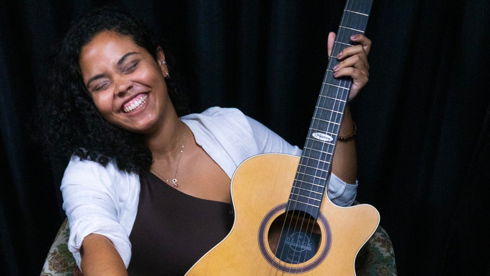 Isabelle Marques apresenta o show Vozes Plurais no auditório do IFRJ Nilópolis