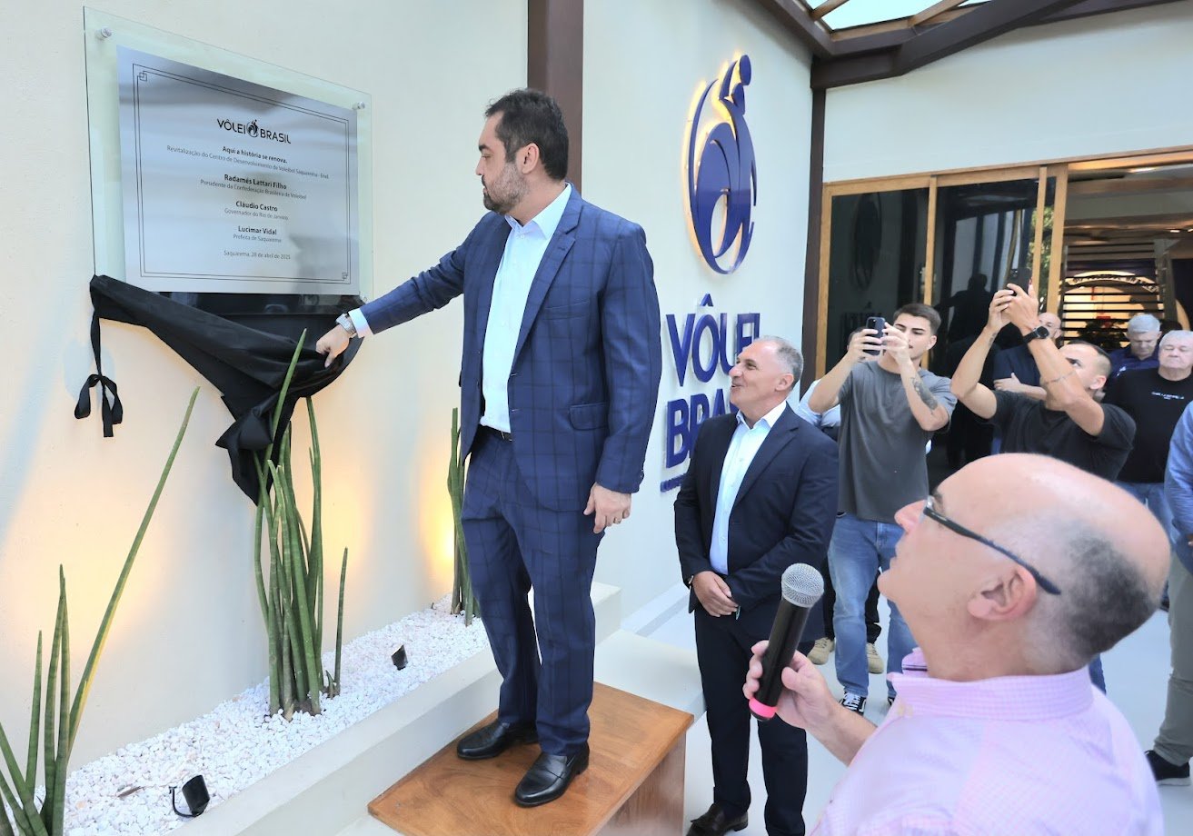 O governador Cláudio Castro esteve presente, nesta segunda-feira (28/04), na inauguração da primeira etapa das obras de modernização do Centro de Desenvolvimento de Voleibol Saquarema (CDV), na Região do Lagos. O local, que é referência nacional para a preparação das seleções brasileiras de vôlei, contou com aporte de R$ 8 milhões do Governo do Estado, por meio da Lei de Incentivo ao Esporte.