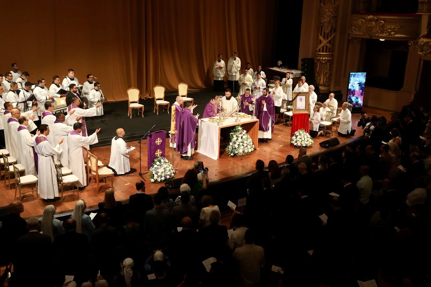 O governador Cláudio Castro e a Arquidiocese do Rio de Janeiro promoveram, nesta segunda-feira (28), uma missa de 7º dia em homenagem a Sua Santidade o Papa Francisco, no Theatro Municipal do Rio de Janeiro.