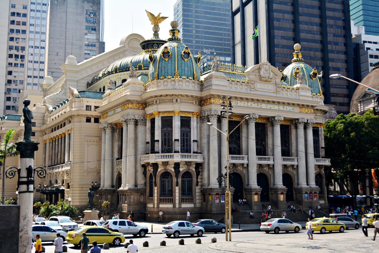 Papa Francisco será homenageado com missa no Theatro Municipal