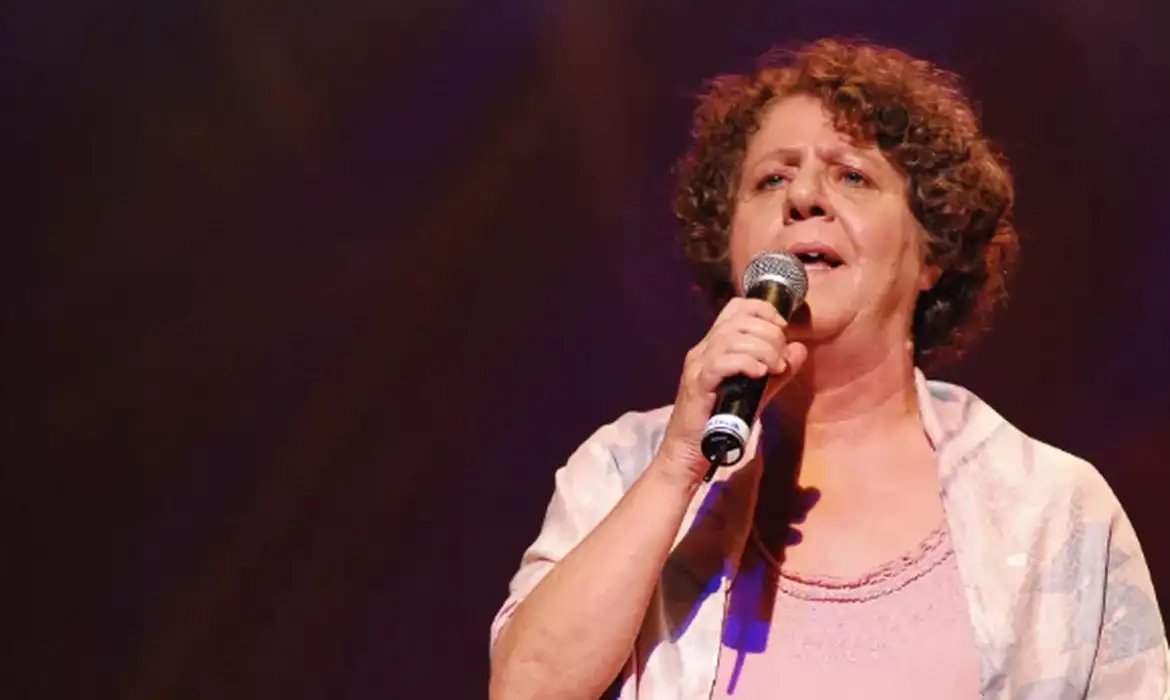 Vítima de complicações de um  câncer, morreu neste domingo (20), aos 74 anos, a cantora e compositora Cristina Buarque. A informação foi confirmada por seu filho Zeca Ferreira nas redes sociais. Filha do historiador e sociólogo Sérgio Buarque de Hollanda, era irmã dos cantores Chico Buarque, Miúcha e Ana de Hollanda.  Ela estava radicada na Ilha de Paquetá há alguns anos. ￼
