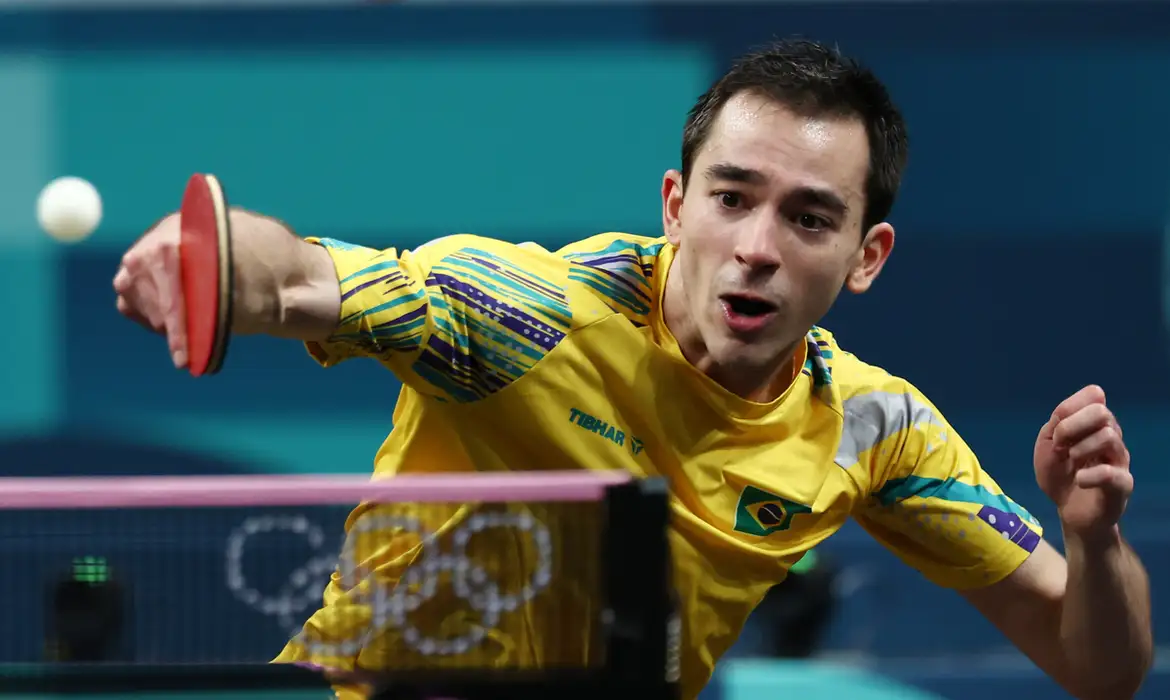 O mesatenista brasileiro Hugo Calderano venceu a Copa do Mundo de tênis de mesa, neste domingo (20), em Macau, na China. É o primeiro atleta não asiático ou europeu a conquistar o título. “É uma sensação incrível ganhar esse título”, disse Calderano em entrevista à Federação Internacional de Tênis de Mesa após o jogo.￼