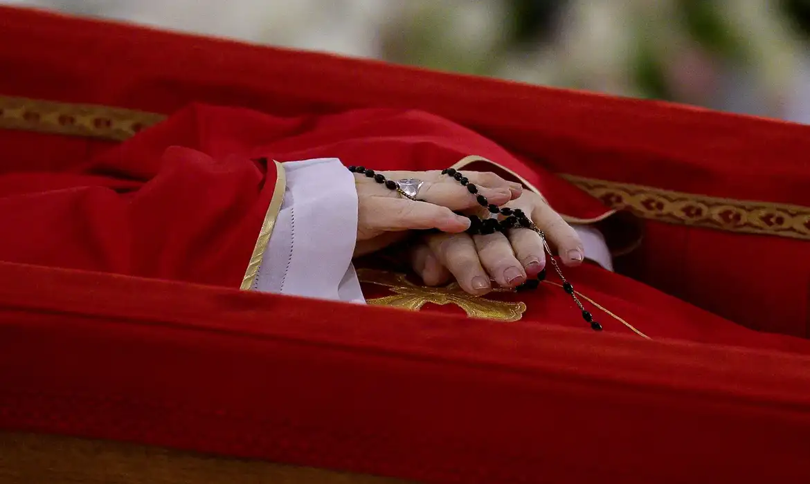 Mais de 20 mil fiéis se reuniram nesta quarta-feira (23) na Praça Santa Marta, no Vaticano, para prestar condolências e receber o caixão com o corpo do papa Francisco. A cerimônia de velório aberto começou às 11h (horário local) e segue até a próxima sexta-feira (25).￼