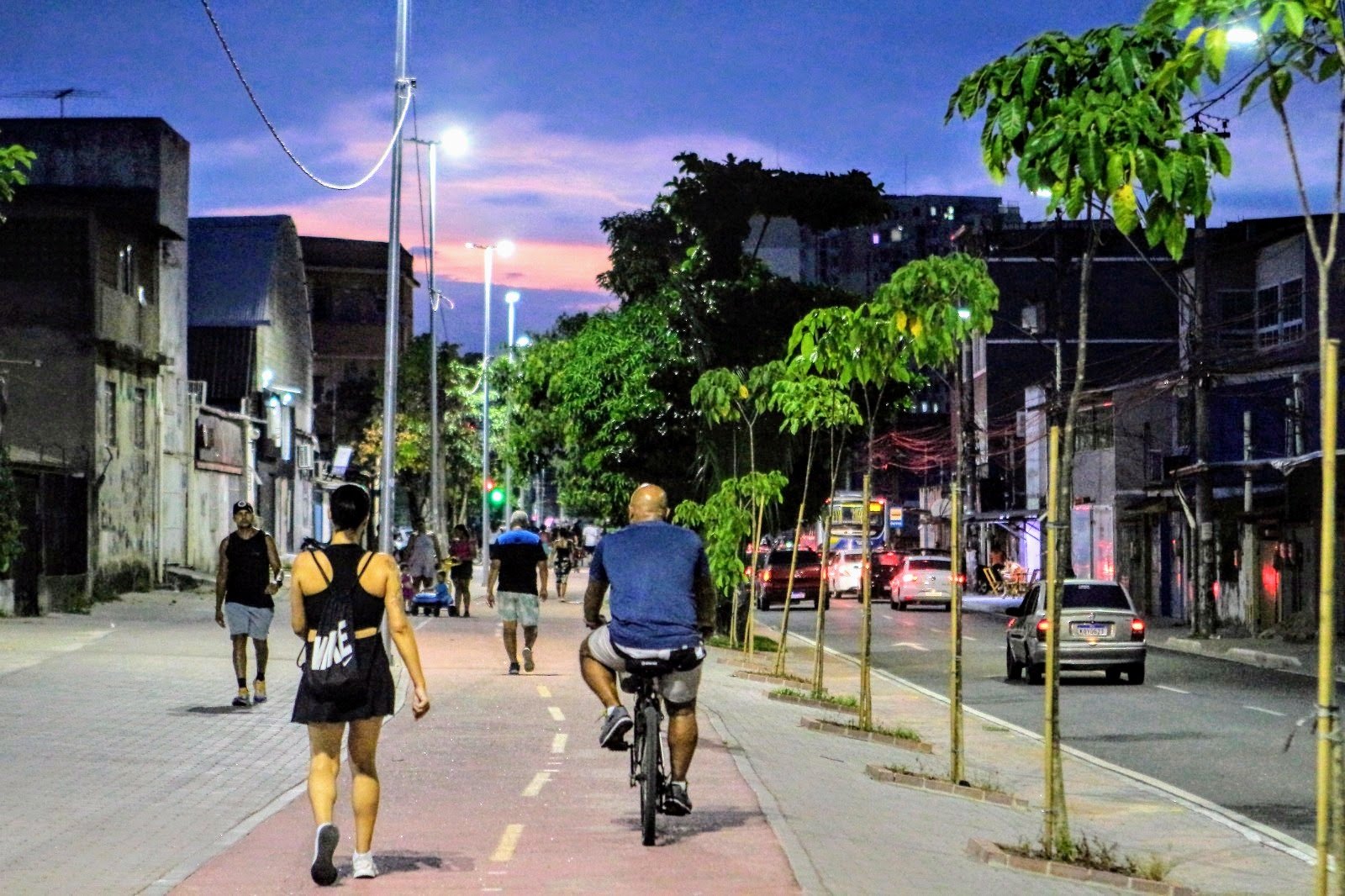 Diante do crescente desafio frente aos eventos climáticos extremos, o Governo do Estado do Rio de Janeiro se empenha em preparar suas cidades para um futuro mais sustentável. Um exemplo dessa preocupação é a implementação de mais de 30 km de ciclovias na Região Metropolitana, em projetos da Secretaria das Cidades que tem o objetivo de transformar a mobilidade urbana. A iniciativa alcança os municípios de Itaboraí e São Gonçalo.