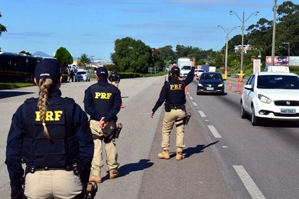 A Polícia Rodoviária Federal (PRF) registrou, durante os cinco dias da Operação Semana Santa e Tiradentes 2025, 1.038 sinistros em rodovias federais brasileiras. As ocorrências resultaram em 1.198 pessoas feridas e 86 mortes. Santa Catarina (145), Minas Gerais (118) e Paraná (110) ocupam os primeiros lugares no ranking de sinistralidade.￼