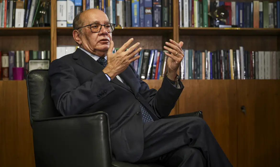 O ministro Gilmar Mendes, do Supremo Tribunal Federal (STF), suspendeu nesta sexta-feira (25) o julgamento sobre o referendo da decisão do ministro Alexandre de Moraes que determinou a prisão do ex-presidente Fernando Collor.