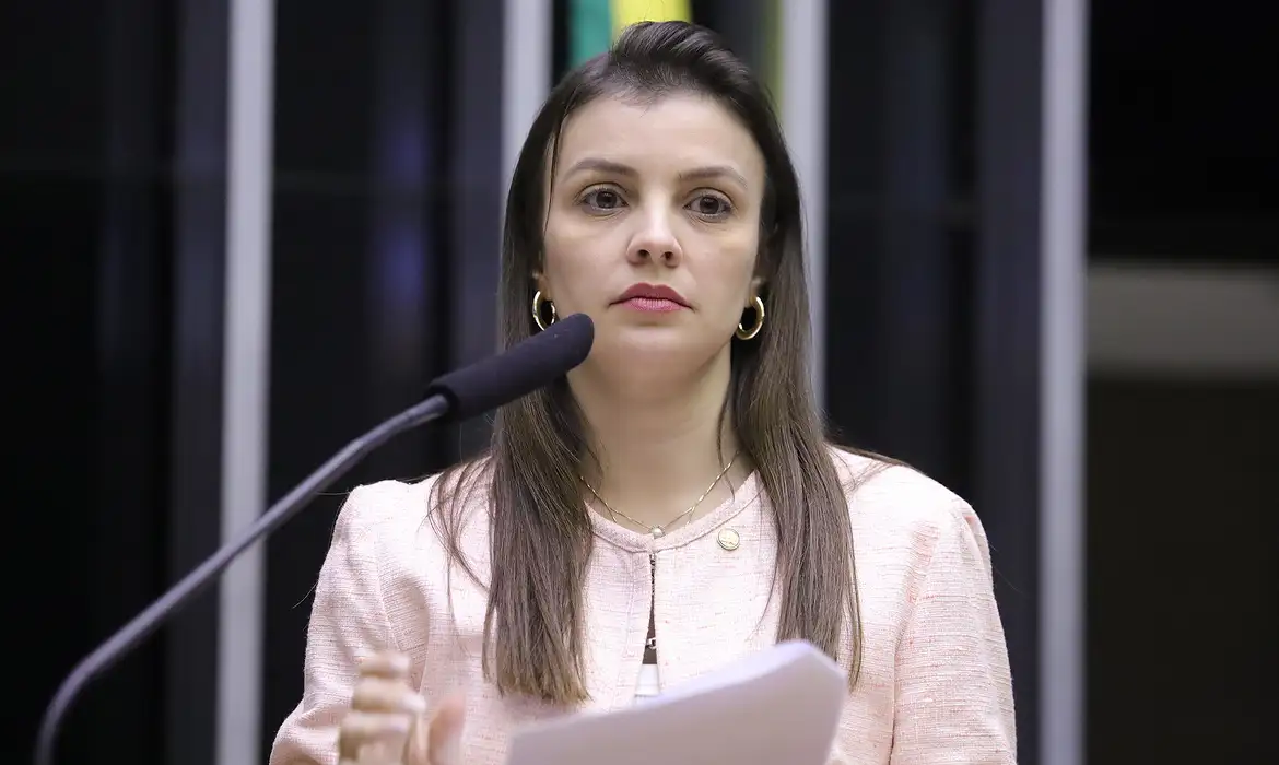 Em uma carta aberta divulgada em suas redes sociais, a deputada federal Marussa Boldrin (MDB-GO) acusou de agressão o marido Sinomar Júnior. Segundo ela, as agressões psicológicas começaram logo após o nascimento da primeira filha e pioraram a partir de 2023 quando as agressões físicas tiveram início.