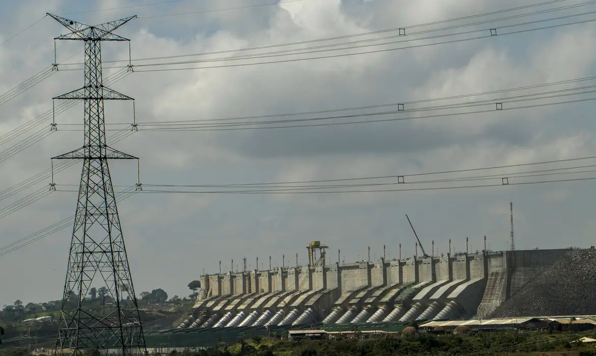 A Agência Nacional de Energia Elétrica (Aneel) decidiu nesta sexta-feira (25) implementar a bandeira tarifária amarela nas contas de energia no mês de maio. Com isso, os consumidores terão custo extra de R$ 1,885 a cada 100 quilowatts-hora (kWh) consumidos.