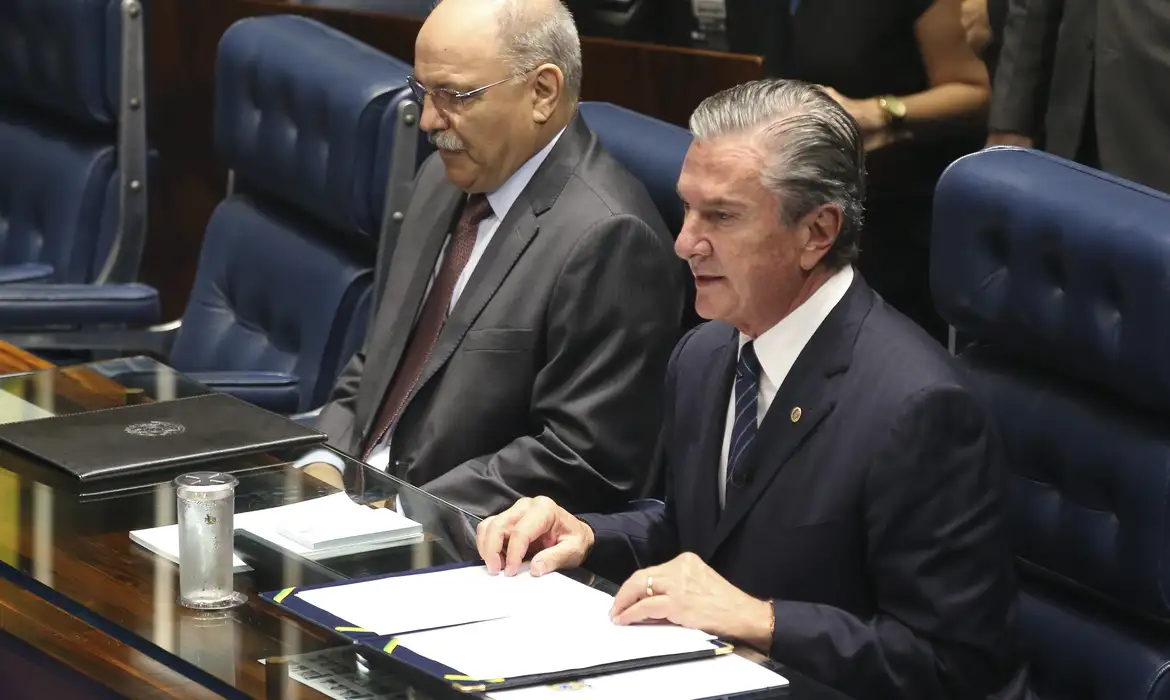 O ministro Alexandre de Moraes, do Supremo Tribunal Federal (STF), concedeu prazo de 48 horas para a defesa apresentar informações sobre o estado de saúde do ex-presidente Fernando Collor. A medida foi determinada para permitir a análise do pedido de prisão domiciliar.