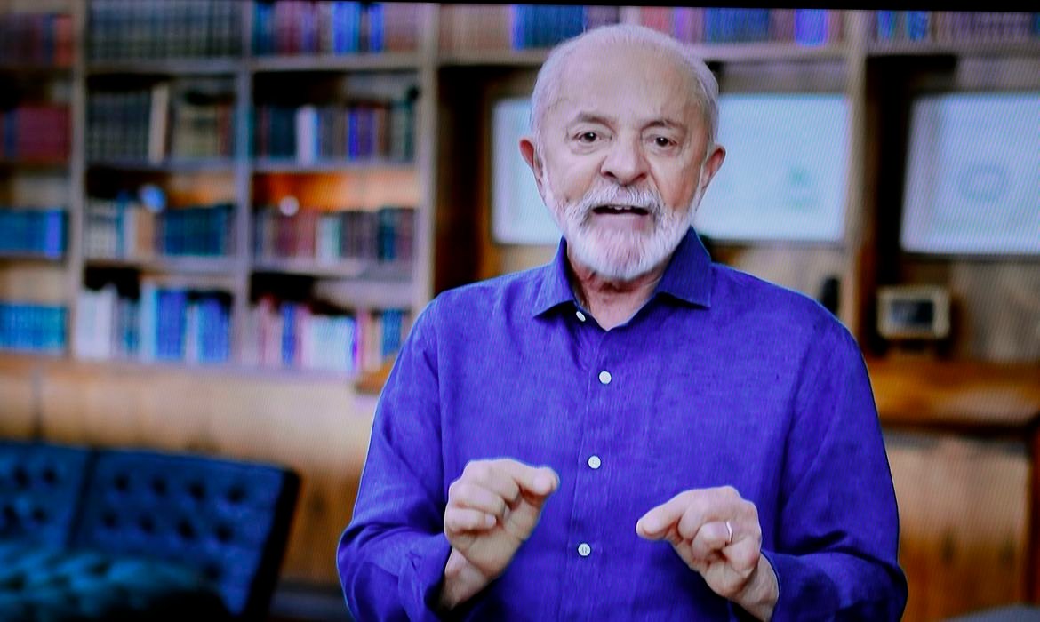 Lula defende debate sobre fim da escala 6x1 e aborda fraude no INSS