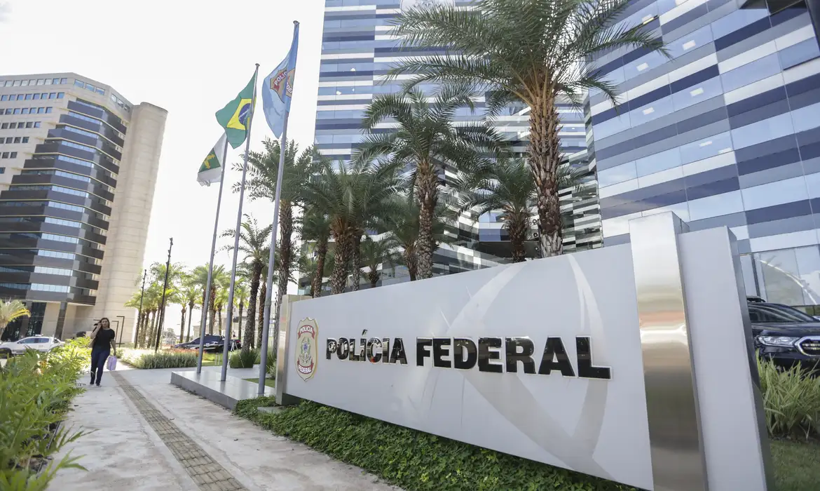 As inscrições para o concurso público da Polícia Federal (PF) estão abertas e podem ser feitas até 21 de maio. Ao todo, a instituição oferece 192 vagas imediatas para níveis médio e superior, além de formação de cadastro de aprovados reserva. Os salários iniciais variam de R$ 7.605,31, para os aprovados do nível médio, a R$ 11.070,93, para os cargos de nível superior, já incluindo gratificações, auxílios e benefícios.