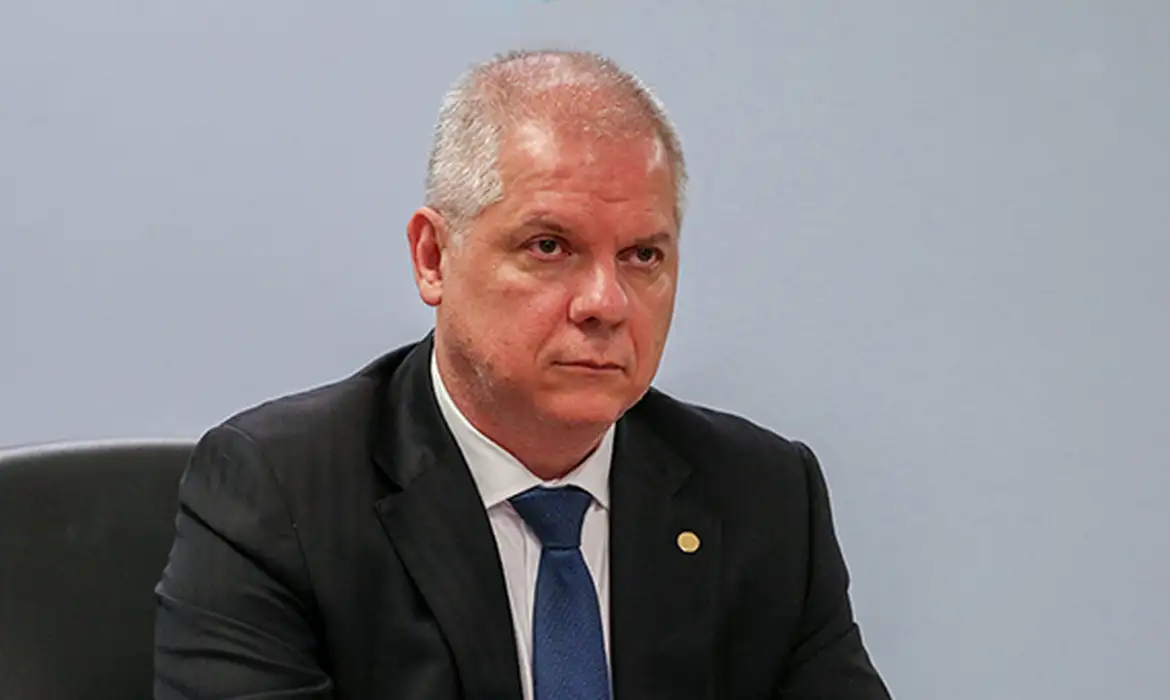 O presidente Luiz Inácio Lula da Silva determinou nesta quarta-feira (23) a demissão do presidente do Instituto Nacional do Seguro Social (INSS), Alessandro Stefanutto, confirmou a Secretaria de Comunicação Social do Palácio do Planalto. Ele é um dos investigados da Operação Sem Desconto, que a Polícia Federal (PF) e a Controladoria-Geral da União (CGU) deflagraram na manhã de hoje.