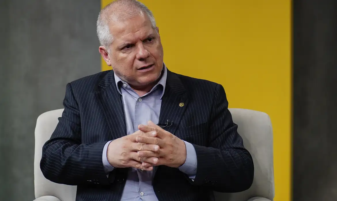 A Justiça Federal determinou o afastamento do presidente do Instituto Nacional do Seguro Social (INSS), Alessandro Stefanutto, um dos alvos da operação que a Polícia Federal (PF) e a Controladoria-Geral da União (CGU) deflagraram na manhã desta quarta-feira (23).￼