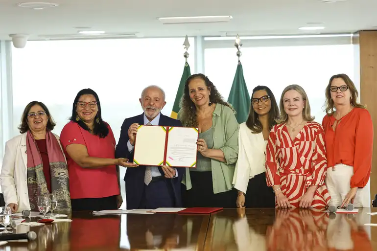 O presidente Luiz Inácio Lula da Silva sancionou, nesta quinta-feira (24), três projetos de lei sobre o combate à violência e proteção de direitos das mulheres, como no uso de imagens de inteligência artificial e na concessão de bolsas acadêmicas. Em reunião fechada, no Palácio do Planalto, Lula afirmou que as mulheres brasileiras, aos poucos, estão ganhando proteção contra qualquer tipo de violência.￼