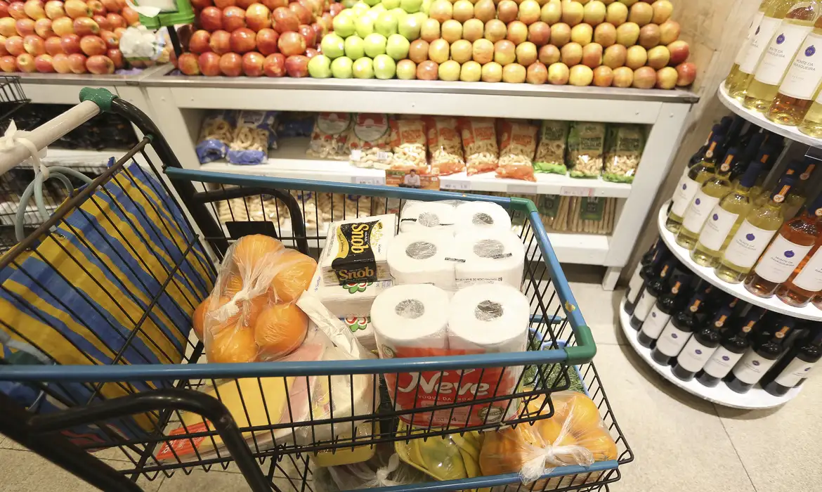 A prévia da inflação oficial registrou 0,43% em abril, pressionada pelos preços dos alimentos e itens de saúde. O resultado, apurado pelo Índice Nacional de Preços ao Consumidor Amplo 15 (IPCA-15), representa desaceleração em relação a março, quando ficou em 0,64%. Em 12 meses, o índice soma 5,49%. Em abril do ano passado, o IPCA-15 marcou 0,21%.