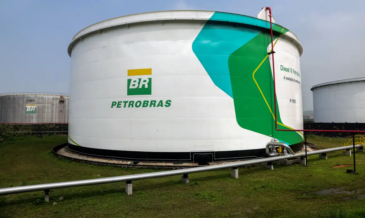 A Petrobras anuncia que reduzirá, a partir desta sexta-feira (18), em R$ 0,12 por litro, os preços de venda do diesel A (ainda sem adição de biodiesel) nas refinarias. De acordo com a estatal, “O preço passará a ser, em média, de R$ 3,43 por litro”.