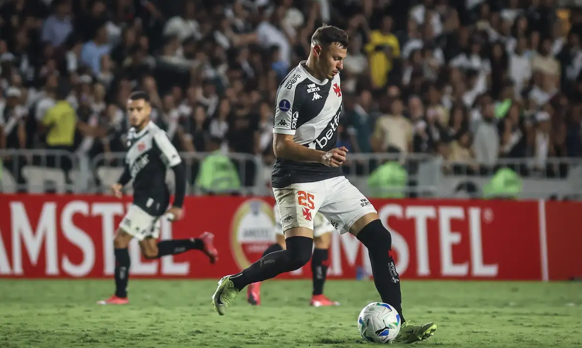 O Vasco entra no gramado de São Januário, nesta terça-feira (22), pela terceira rodada da Copa Sul-Americana. O Cruz-Maltino encara o Lanús (Argentina), pelo Grupo G e precisa vencer o adversário mais forte da chave, já que apenas o primeiro colocado se classifica diretamente às oitavas de final da competição. 