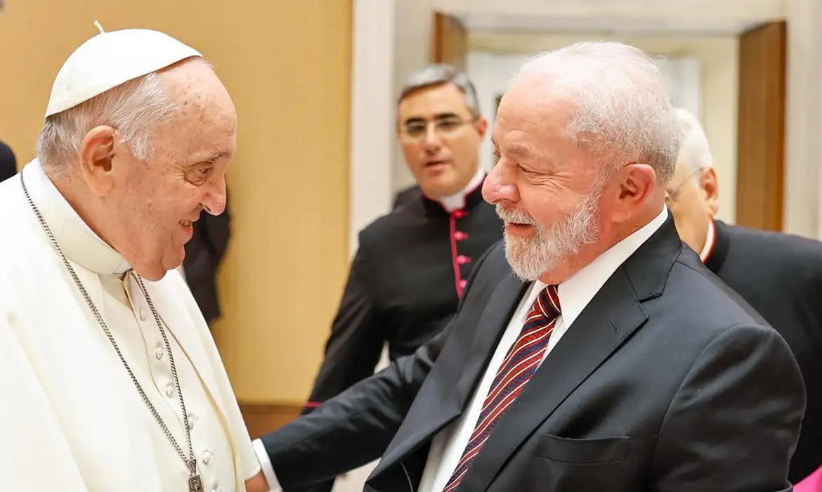 O presidente Luiz Inácio Lula da Silva decretou nesta segunda-feira (21) luto oficial de sete dias em homenagem ao Papa Francisco. Por meio de nota, o presidente destacou o legado do pontífice argentino Jorge Mario Bergoglio e lamentou profundamente a perda de uma “voz de respeito e acolhimento ao próximo”.￼