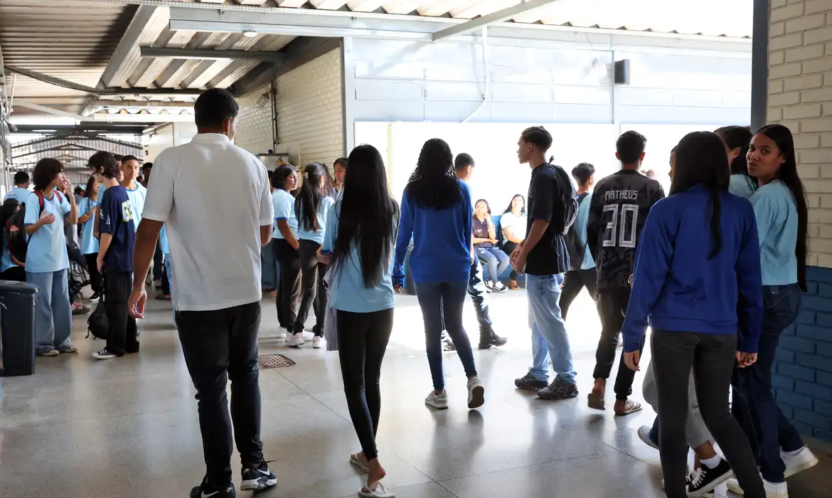 Para ter direito ao benefício de R$ 200, os estudantes da rede pública que estão matriculados no ensino médio regular ou na Educação de Jovens e Adultos (EJA) devem ter presença mínima de 80% das aulas.