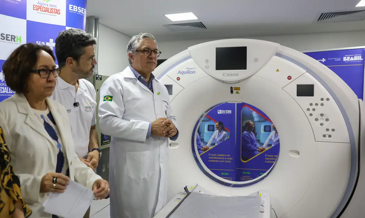 . O mamógrafo permite ainda a coleta de material para biópsia e diagnóstico de câncer de mama com mais conforto para a paciente.