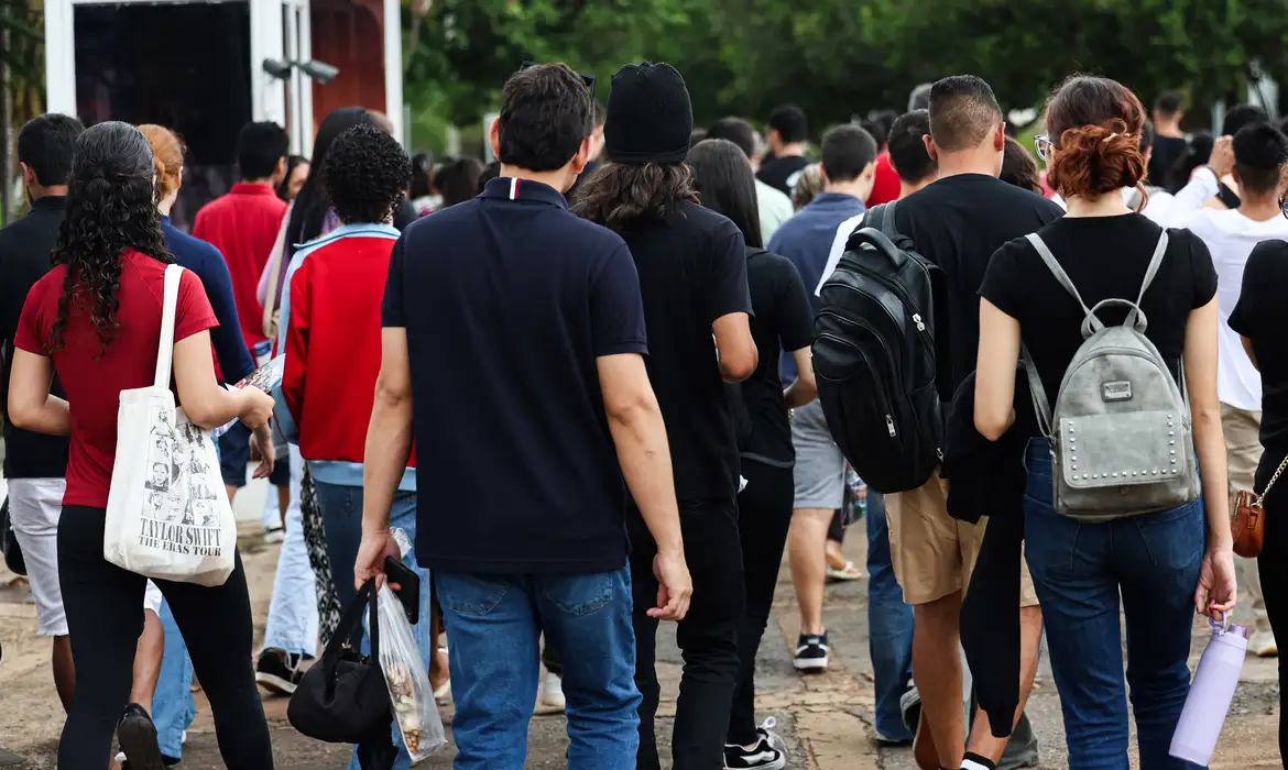 As inscrições para o Exame Nacional do Ensino Médio (Enem) de 2025 poderão ser feitas de 26 de maio a 6 de junho. As provas desta edição estão agendadas para os domingos, dias 9 e 16 de novembro. As datas definidas foram anunciadas pelo Ministério da Educação (MEC) nesta sexta-feira (9).
