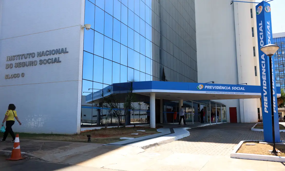Cerca de 34,2 milhões de aposentados, pensionistas e beneficiários de auxílios do Instituto Nacional do Seguro Social (INSS) começam a receber nesta segunda-feira (26) a segunda parcela do 13º. Feito de forma escalonada, conforme o dígito final do Número de Inscrição Social (NIS), o pagamento vai até 6 de junho.