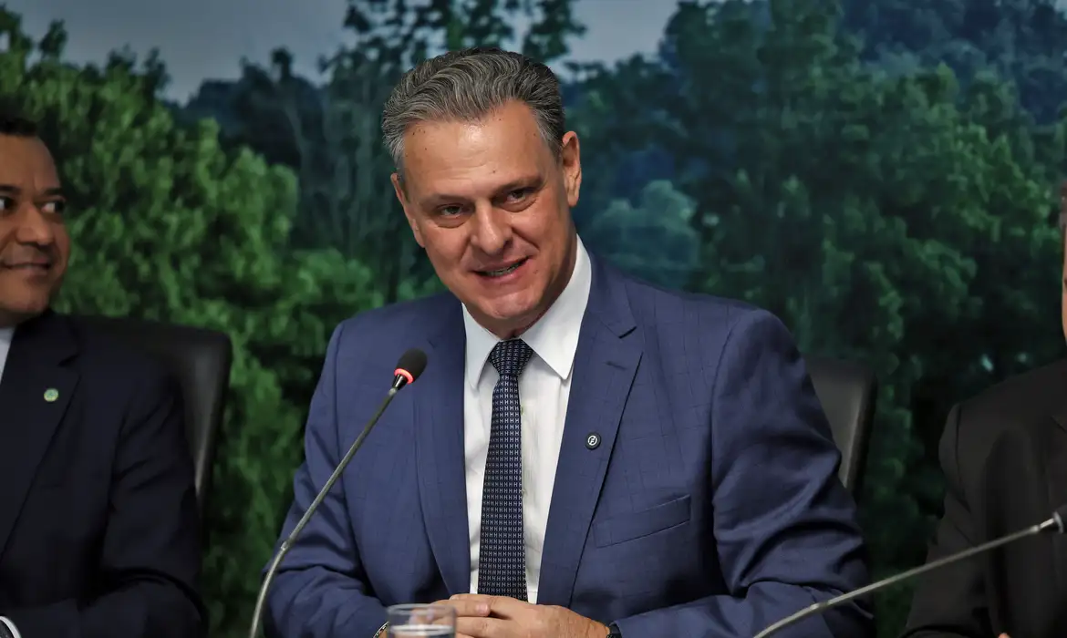 O Brasil confirmou, na última sexta-feira (16), o primeiro caso de vírus da influenza aviária de alta patogenicidade (IAAP) em um matrizeiro de aves comerciais no município de Montenegro, no Rio Grande do Sul. De acordo com o Ministério da Agricultura e Pecuária, trata-se do primeiro foco de IAAP detectado em sistema de avicultura comercial do país.