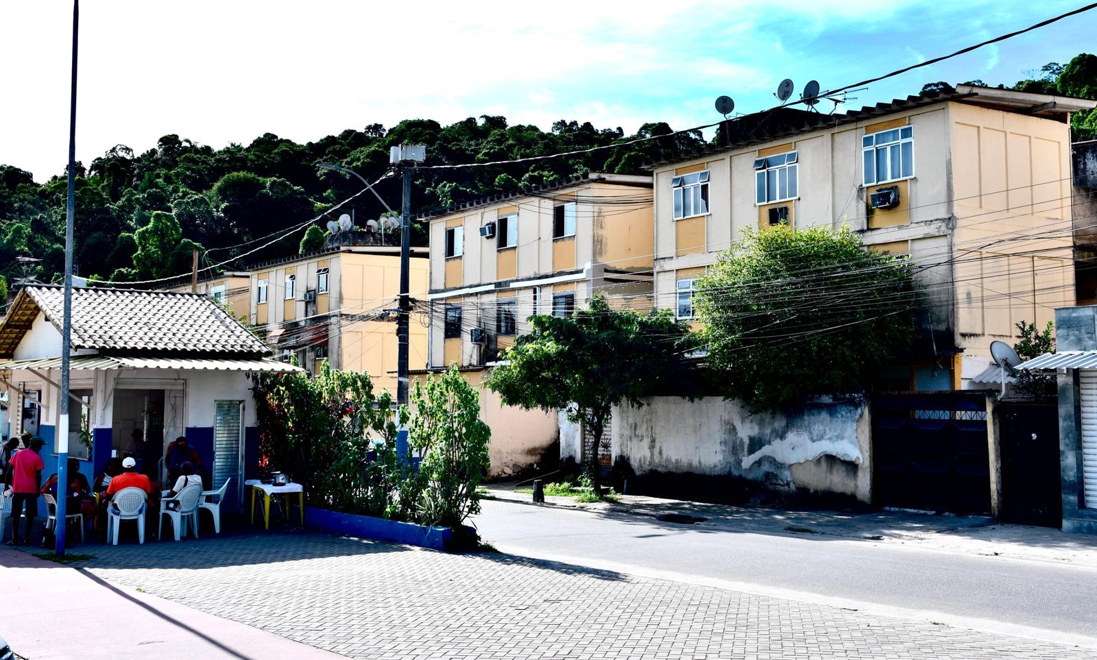 O Governo do Estado publicou em Diário Oficial um aviso informando que a Companhia Estadual de Habitação (Cehab) promoverá no dia 9 de junho uma licitação para escolher a empresa que fará as obras de recuperação dos 80 blocos de apartamentos do conjunto residencial Sargento Roncalli I e II, em Belford Roxo. O prefeito Márcio Canella fez uma publicação em suas redes sociais no final de semana anunciando a novidade.