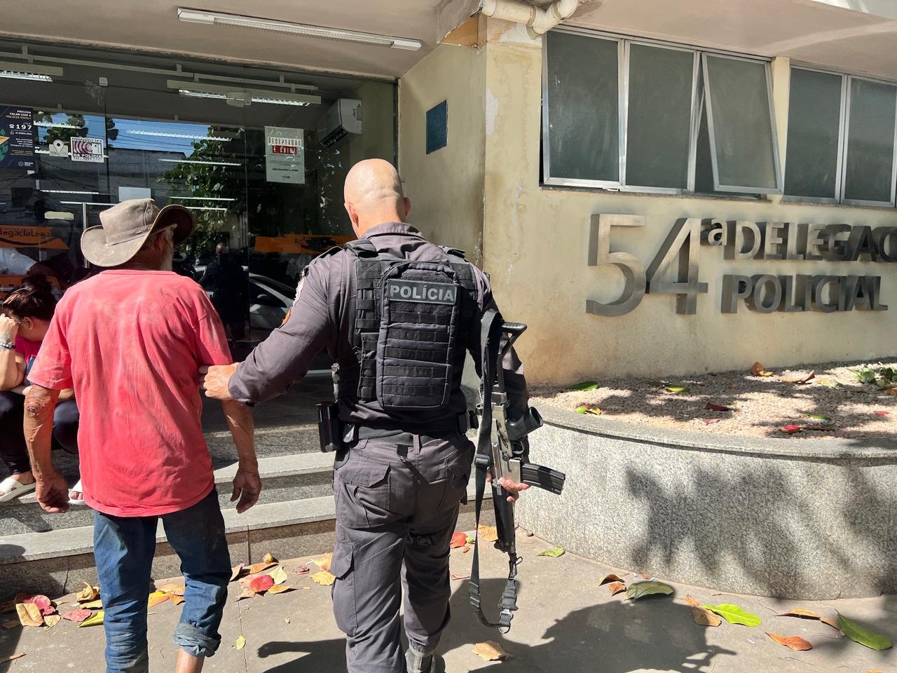 Com informações do canal de denúncias da Prefeitura de Belford Roxo (Linha Direta com Canella), um homem foi preso, nesta sexta-feira (10), após atirar no início da manhã no cachorro da vizinha, da raça Pitbull, com uma arma de fogo (revólver calibre 32), no bairro Vale do Ipê.