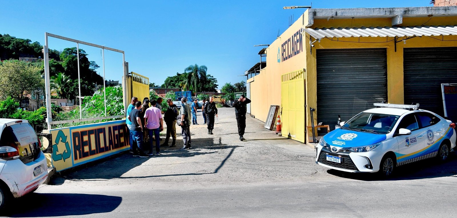A Prefeitura de Belford Roxo realizou, na manhã desta sexta-feira (16), uma fiscalização contra possíveis irregularidades em um centro de reciclagem, na Estrada Tabira, 51, no bairro São Francisco de Assis. Equipes das secretarias municipais de Meio Ambiente e Fazenda, com apoio da Guarda Municipal e policiais militares do 39º BPM (Belford Roxo), estiveram no local após denúncia recebida pelo presidente da Câmara Municipal, o vereador Markinhos Gandra, sobre possíveis irregularidades, falta de alvarás, notas fiscais de diversos materiais e equipamentos e licenças ambientais no estabelecimento. Um caminhão com documentação irregular foi localizado no local, momentos antes que sairia do estabelecimento e foi apreendido.