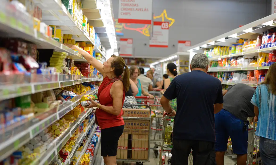 A inflação oficial fechou abril em 0,43%, pressionada principalmente pelos preços dos alimentos e de produtos farmacêuticos. O resultado mostra desaceleração pelo segundo mês seguido, após o Índice Nacional de Preços ao Consumidor Amplo (IPCA) ter marcado 1,31% em fevereiro e 0,56% em março.