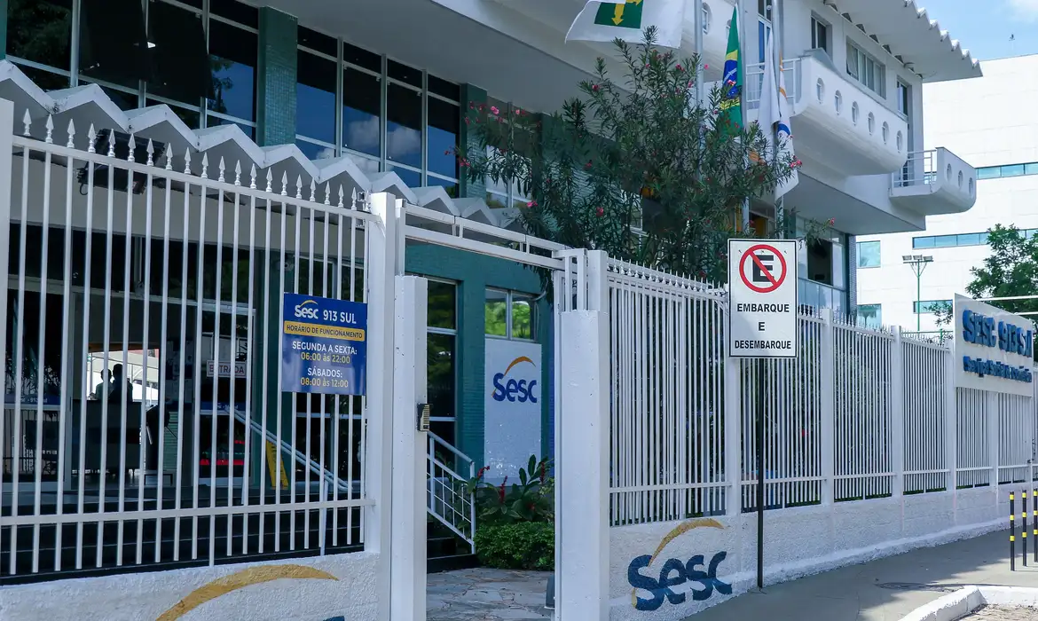 As atividades gratuitas são promovidas pela Confederação Nacional do Comércio (CNC), Serviço Social do Comércio (Sesc), Serviço Nacional de Aprendizagem Comercial (Senac), federações e sindicatos. Iza, Diogo Nogueira, Samuel Rosa, Michel Teló, Jota Quest, Vanessa da Mata, Barões da Pisadinha, Raça Negra, Daniel, Arnaldo Antunes, Almir Sater, Timbalada e Dudu Nobre são algumas das atrações musicais.