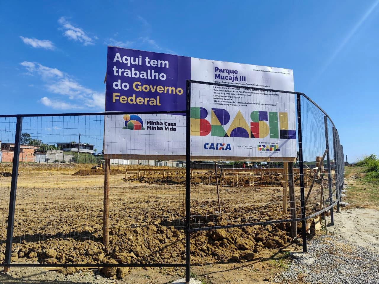 No Mucajá , as 122 unidades habitacionais serão construídas em uma área de aproximadamente 7 mil metros quadrados. Os apartamentos terão dois quartos, varanda, sala, cozinha com área de serviço e banheiro. Algumas unidades serão adaptadas para pessoas com deficiência, reforçando o compromisso com a inclusão e a dignidade. O condomínio também contará com áreas comuns voltadas para o bem-estar e a convivência entre os moradores, incluindo quadra esportiva, parquinho infantil, academia ao ar livre, espaço gourmet e bicicletário.