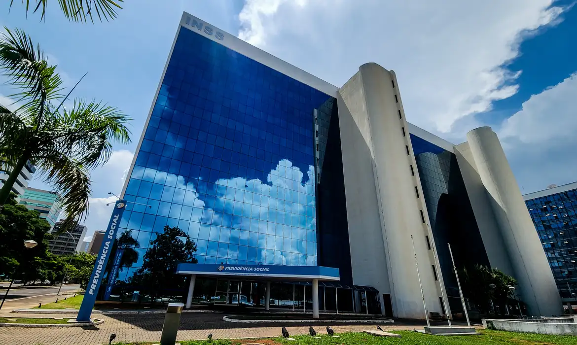 O Instituto Nacional do Seguro Social (INSS) anunciou que, a partir do próximo dia 26, vai começar a restituir cerca de R$ 292,7 milhões a aposentados e pensionistas lesados por descontos não autorizados de mensalidades associativas. De acordo com o INSS, todos os aposentados e pensionistas que sofreram descontos em abril, independentemente destes terem sido autorizados ou não, receberão os valores de volta até 6 de junho, junto com seus benefícios.