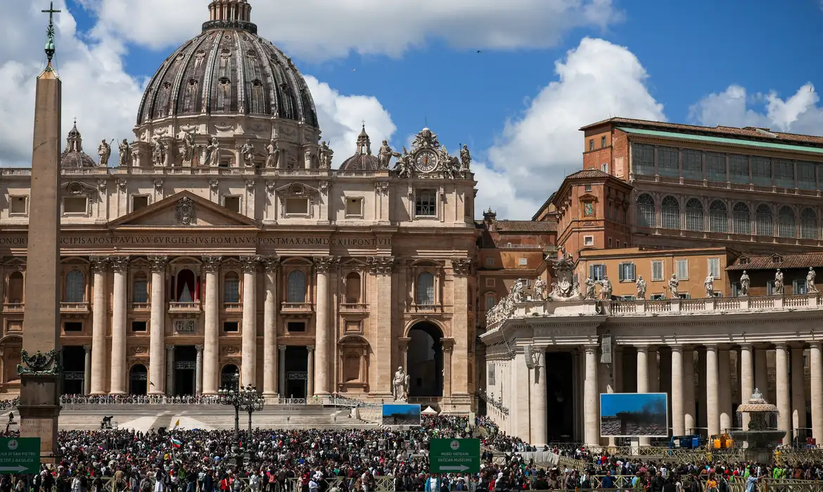 Vaticano registra fumaça branca; novo papa é eleito