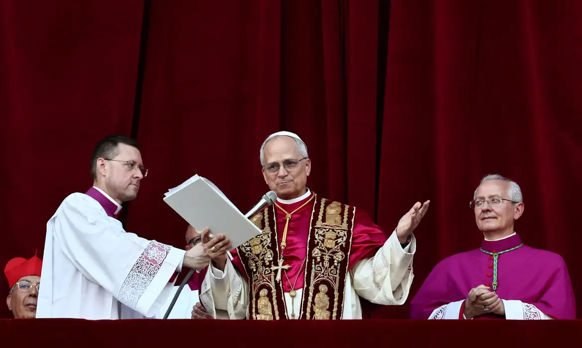 Ao celebrar sua primeira missa nesta sexta-feira (9), o papa Leão XIV disse esperar que a Igreja atue como “farol que ilumina as noites do mundo”. “E isso não tanto pela grandiosidade de suas estruturas, mas pela santidade dos seus membros”, destacou, durante a celebração na Capela Sistina.